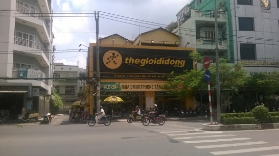 thegioididongのリアル店舗。携帯電話やスマホやタブレットを売っている。本当にホーチミン市の至るところにある。